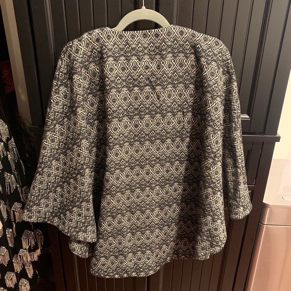 Patterned cape! - Picture 2 of 2